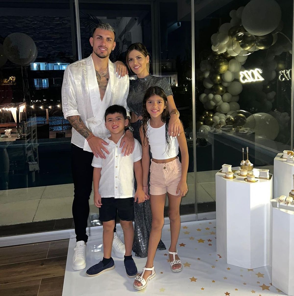 Peredes recibió el 2023 con su esposa e hijos