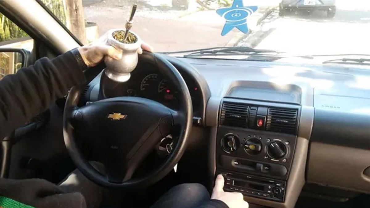 No se puede conducir un auto y tomar mate al mismo tiempo.