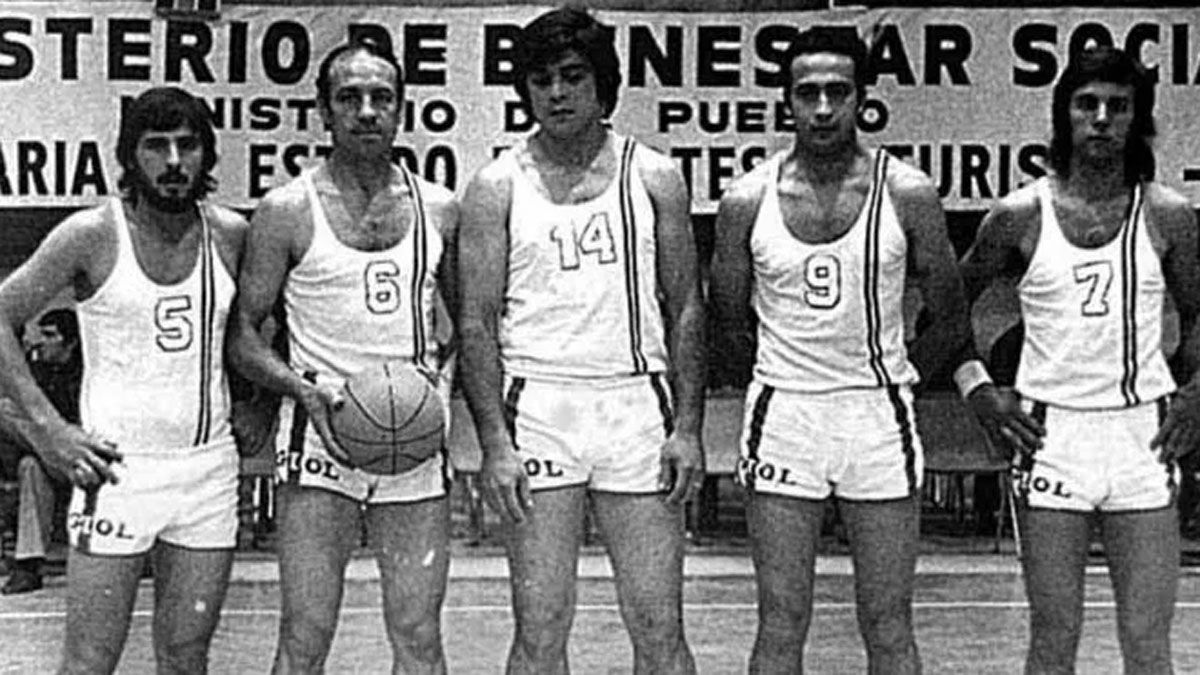 Antonio Tono Alvaro es el primero de la izquierda y lucía el número 5.