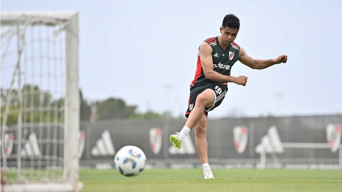 Tras ser operado de la rodilla izquierda en enero, Gonzalo Pity Martínez entrenó con sus compañeros de River Plate.