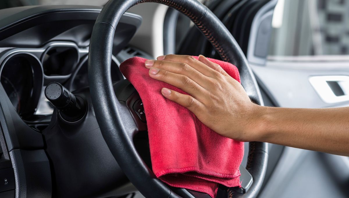 El vinagre se puede usar para muchos trucos de limpieza en el hogar y el auto. El vinagre se puede usar para muchos trucos de limpieza en el hogar y el auto. 