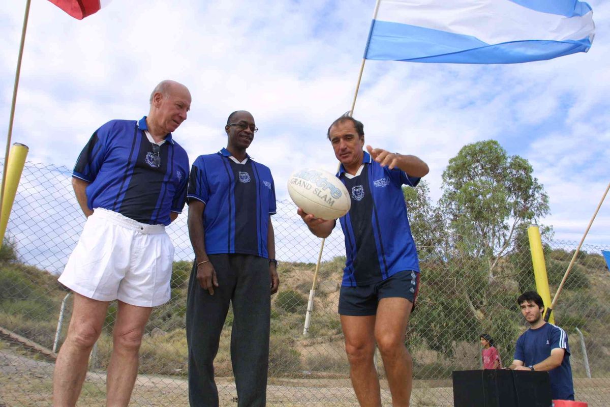 Bobby Charlton, Edwin Moses y Hugo Porta en La Favorita, en 2003 Bobby Charlton, Edwin Moses y Hugo Porta en La Favorita, en 2003