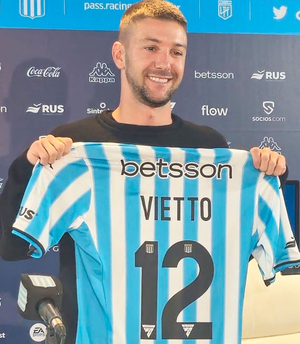 Luciano Vietto vuelve a Racing después de una década. Luciano Vietto vuelve a Racing después de una década.