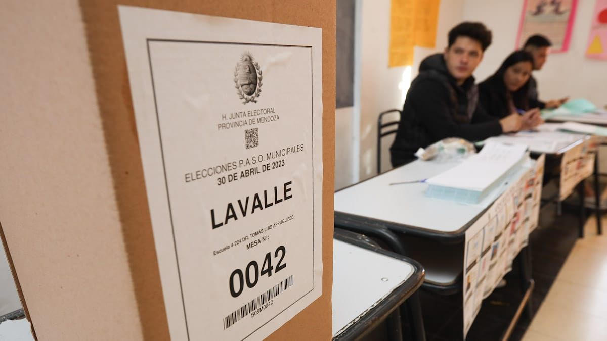 Una característica que tiene esta forma de votación es que no hay boca de urna, ya que los partidos no tienen que reponer boletas.