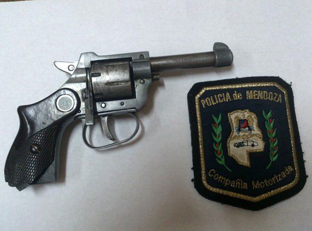 Detuvieron a dos hombres que andaban a los tiros en la calle