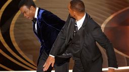 El momento del potente cachetón con el que Will Smith hizo tambalear a Chris Rock.&nbsp;