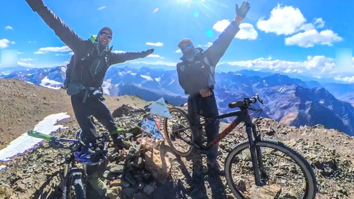 Claudio y Facundo durante su aventura en bici por el cerro El Plata, de casi 6.000 metros.