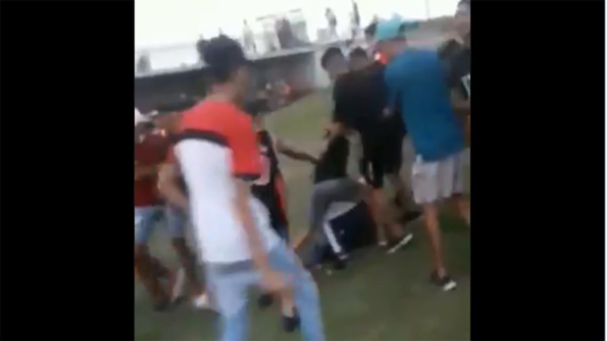 Captura de video: golpearon a un hincha del Tomba en el Parque Central.