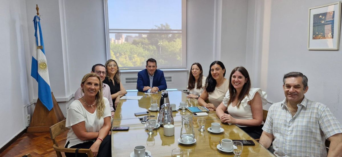 Los equipos de la DGE y la Facultad de Educación de la UNCuyo. Los equipos de la DGE y la Facultad de Educación de la UNCuyo.