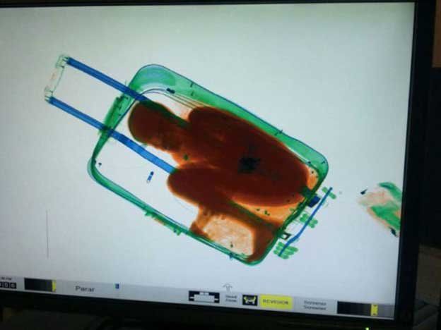 España habilita al niño de la maleta a quedarse en el país de forma legal