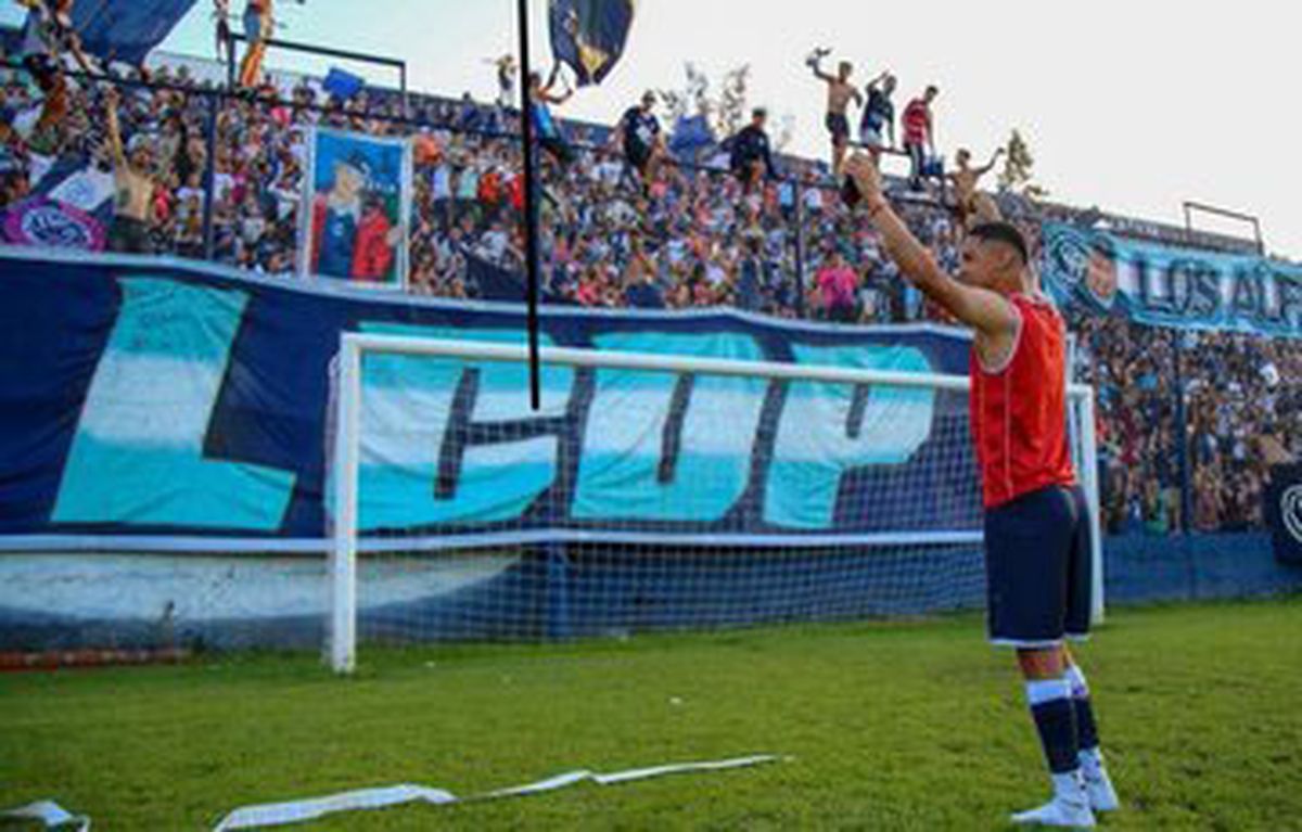 Alex Arce y su idilio con los hinchas de la Lepra que lo llevarán en su corazón. Alex Arce y su idilio con los hinchas de la Lepra que lo llevarán en su corazón.