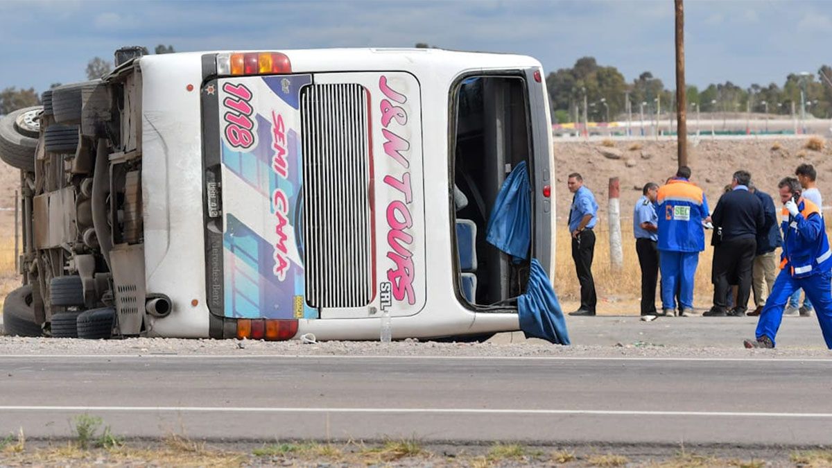 El lugar donde volcó este miércoles el micro con hinchas de Boca, está a poco más de 700 metros del lugar del accidente del 2014, donde murieron 16 pasajeros de un micro y un camionero brasileño.