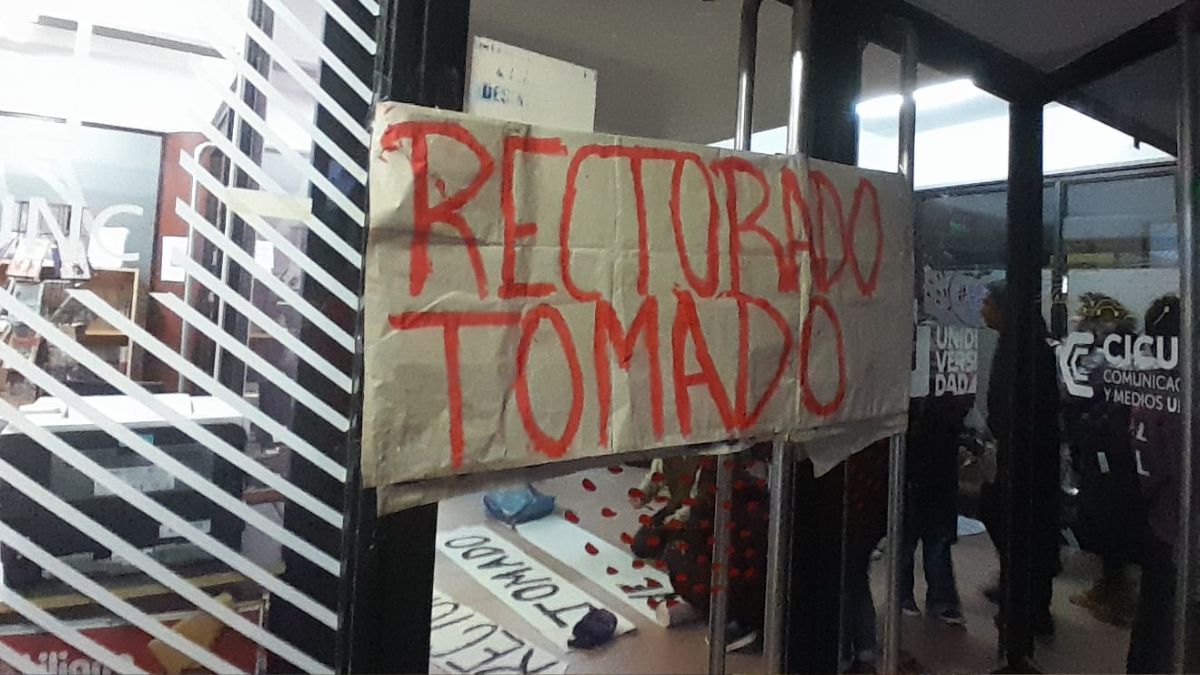 Estudiantes de la UNCuyo tomaron el Rectorado en la vìspera de la sesión de Diputados.