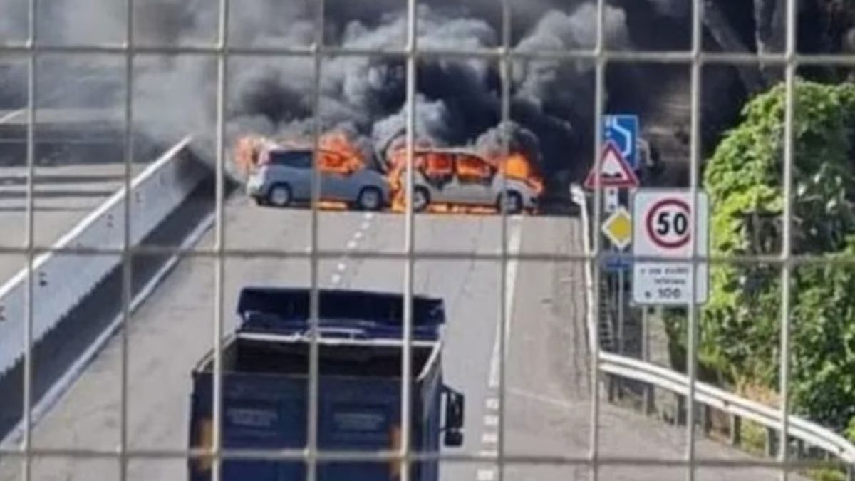 Los delincuentes que asaltaron el camión blindado en el sur de Italia bloquearon la ruta incendiando dos autos. Los delincuentes que asaltaron el camión blindado en el sur de Italia bloquearon la ruta incendiando dos autos.