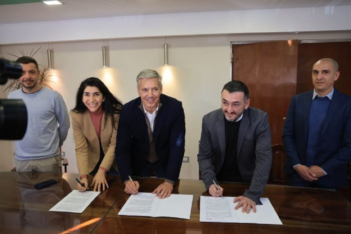 El Ministerio de Producción, a través de la Subsecretaría de Empleo y Capacitación, firmó un acuerdo para que la firma Global Solutions desembarque en el departamento. El Ministerio de Producción, a través de la Subsecretaría de Empleo y Capacitación, firmó un acuerdo para que la firma Global Solutions desembarque en el departamento.