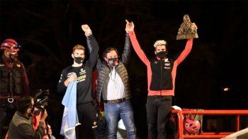 Benavides, campeón del Dakar, fue recibido por una multitud