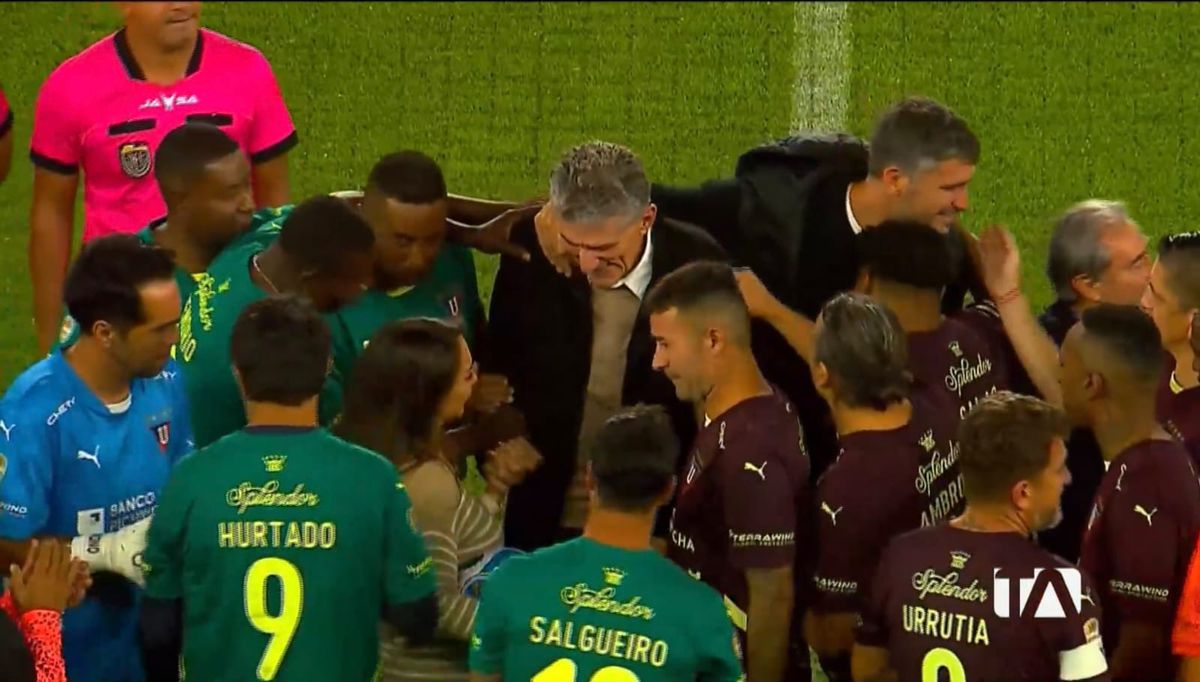 El Patón Bauza, homenajeado por la Liga de Quito en La Noche Blanca. El Patón Bauza, homenajeado por la Liga de Quito en La Noche Blanca.