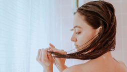 Te explicamos qué hace el acondicionador en tu cabello. Imagen: Cosmopolitan