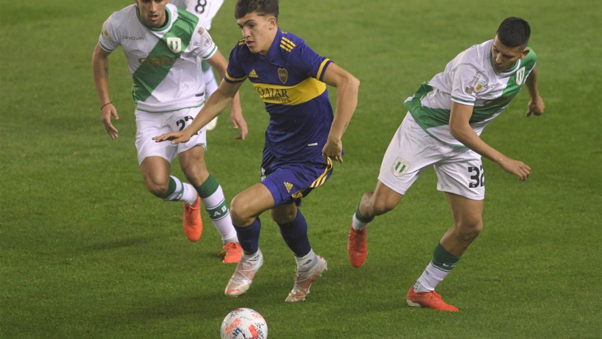 Bajo la lluvia, los juveniles de Boca le sacaron un empate a Banfield