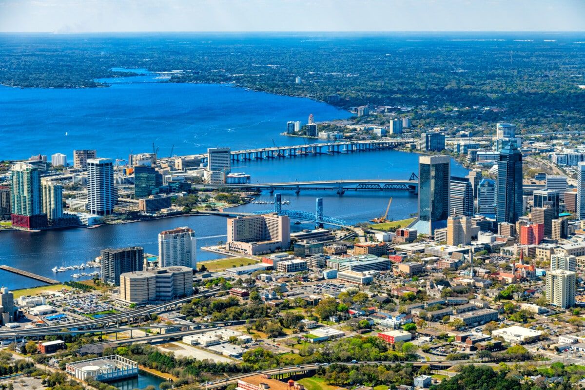 Jacksonville está a dos horas de Orlando. Jacksonville está a dos horas de Orlando.