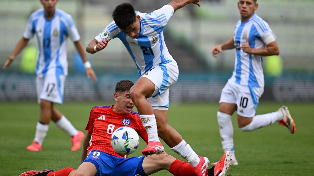 La Selección argentina Sub 20 venció a Chile en la primera fecha del hexagonal final del Sudamericano de la categoría que está disputándose en Venezuela. La Selección argentina Sub 20 venció a Chile en la primera fecha del hexagonal final del Sudamericano de la categoría que está disputándose en Venezuela. 
