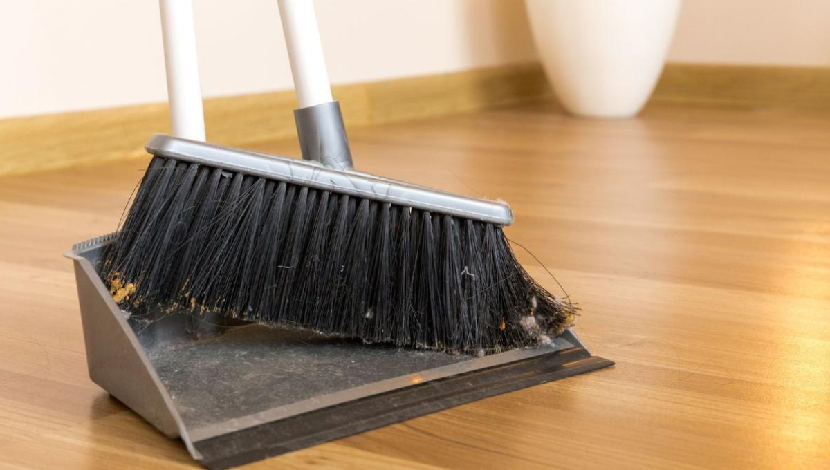 Si no utilizas este truco, lo más probable es que la escoba se convierta en un elemento distribuidor de suciedad