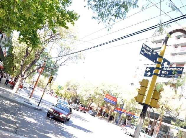 Entró a un local de electrodomésticos y se hizo la distraída para robarse un carrito para bebés