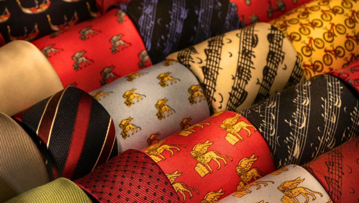 La tela de corbata es de fácil costura y se mantiene en buen estado por mucho tiempo. La tela de corbata es de fácil costura y se mantiene en buen estado por mucho tiempo. 