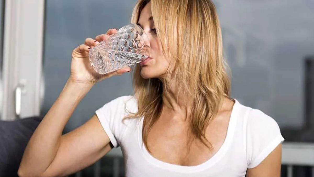 El color de la orina puede variar dependiendo de la cantidad de agua que bebas. El color de la orina puede variar dependiendo de la cantidad de agua que bebas.
