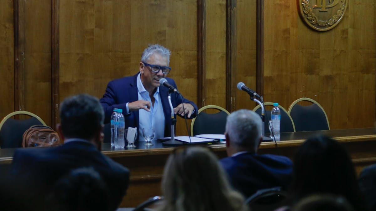 Poquet en la presentación de uno de sus libros en la Facultad de Derecho. Poquet en la presentación de uno de sus libros en la Facultad de Derecho.