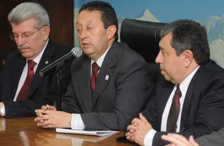 El ex gobernador Celso Jaque tuvo de ministro de Producción al pastor Raúl Mercau, hoy integrante de la comisión de comunicación de la Iglesia de los Santos de los Últimos Días. El ex gobernador Celso Jaque tuvo de ministro de Producción al pastor Raúl Mercau, hoy integrante de la comisión de comunicación de la Iglesia de los Santos de los Últimos Días.