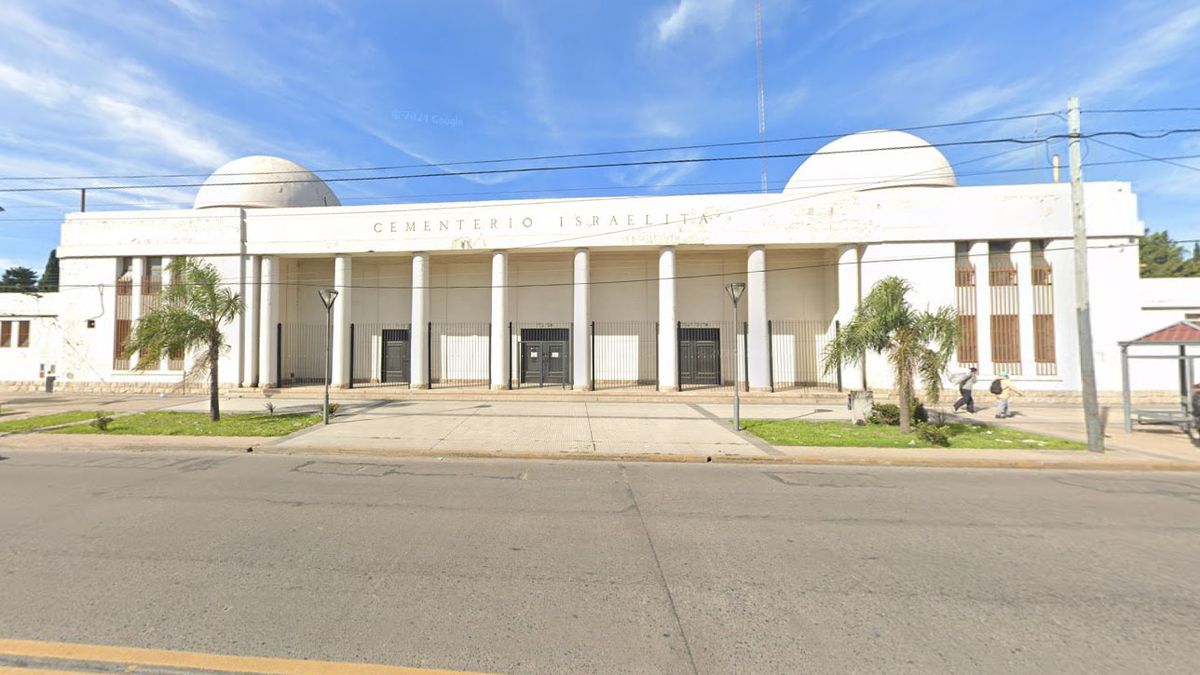 Gil Pereg fue sepultado en el cementerio judío en La Tablada por pedido de la AMIA. Gil Pereg fue sepultado en el cementerio judío en La Tablada por pedido de la AMIA.