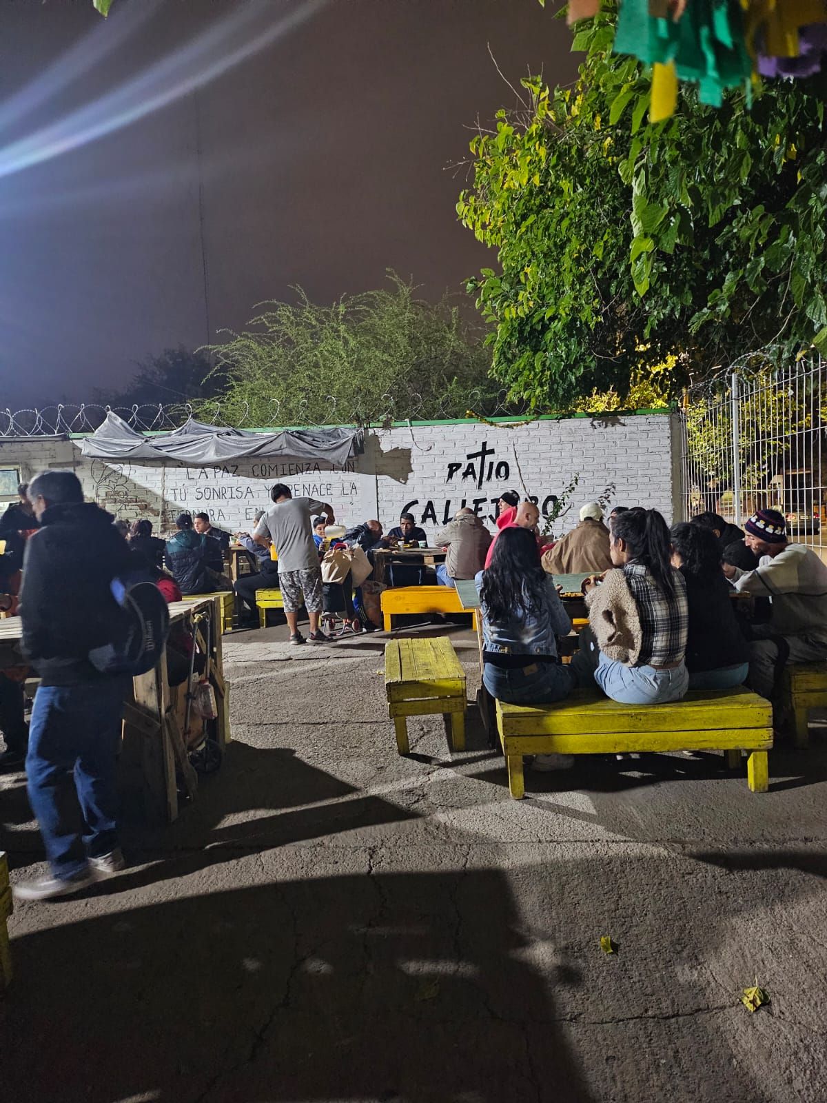 El grupo se reúne todos los martes a partir de las 17 para entregar un plato de comida por la noche. El grupo se reúne todos los martes a partir de las 17 para entregar un plato de comida por la noche.