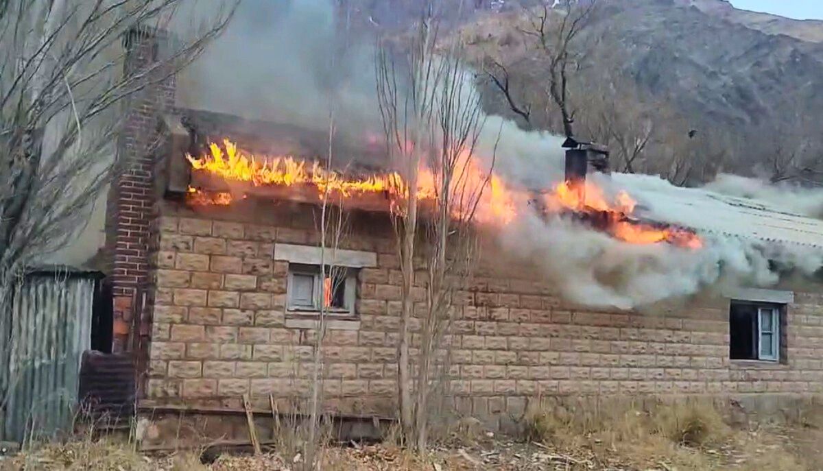 Así se extendió el incendio que afectó a dos casas en Polvaredas.