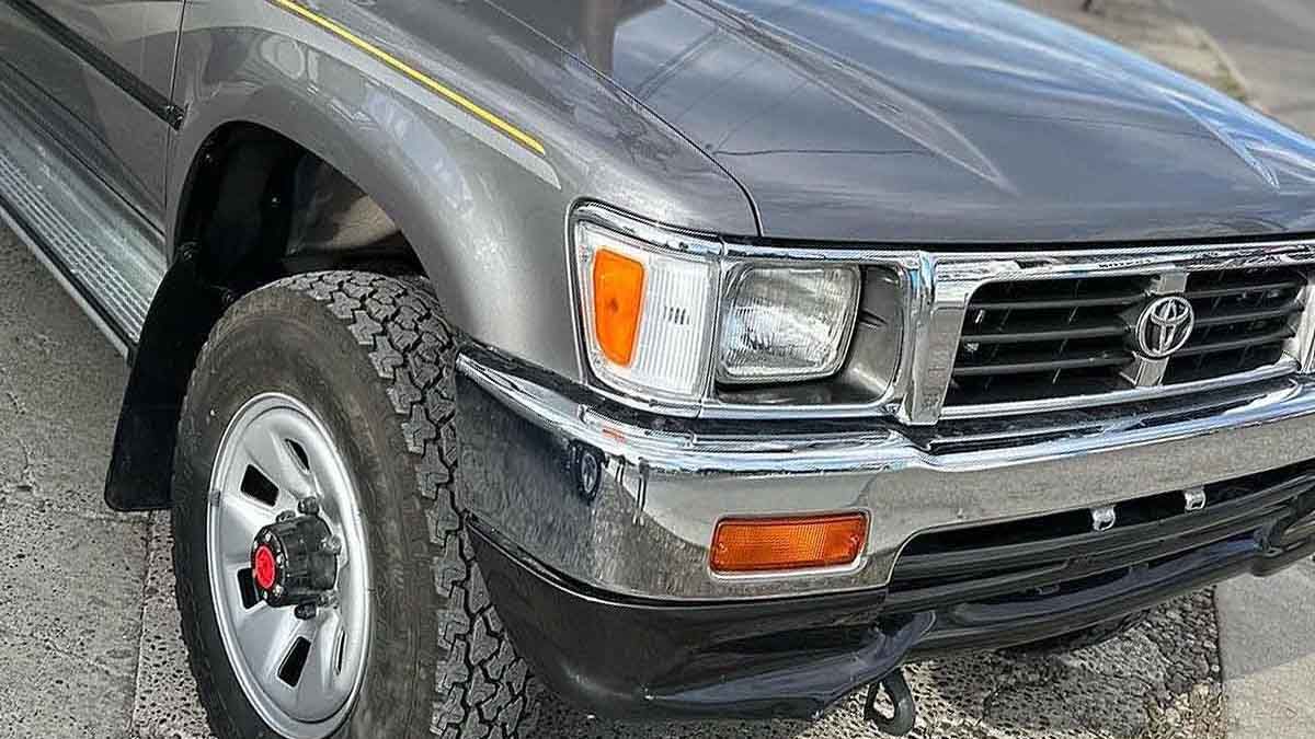 Tres camionetas Toyotas modelos 2.000 están nuevas en una concesionaria de Chubut.
