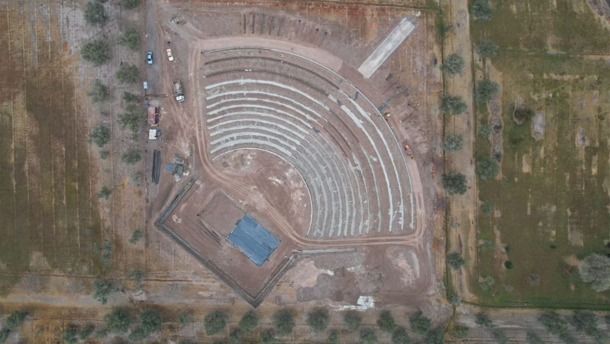 Una vista aérea del teatro griego que se construye en el Parque Metropolitano.