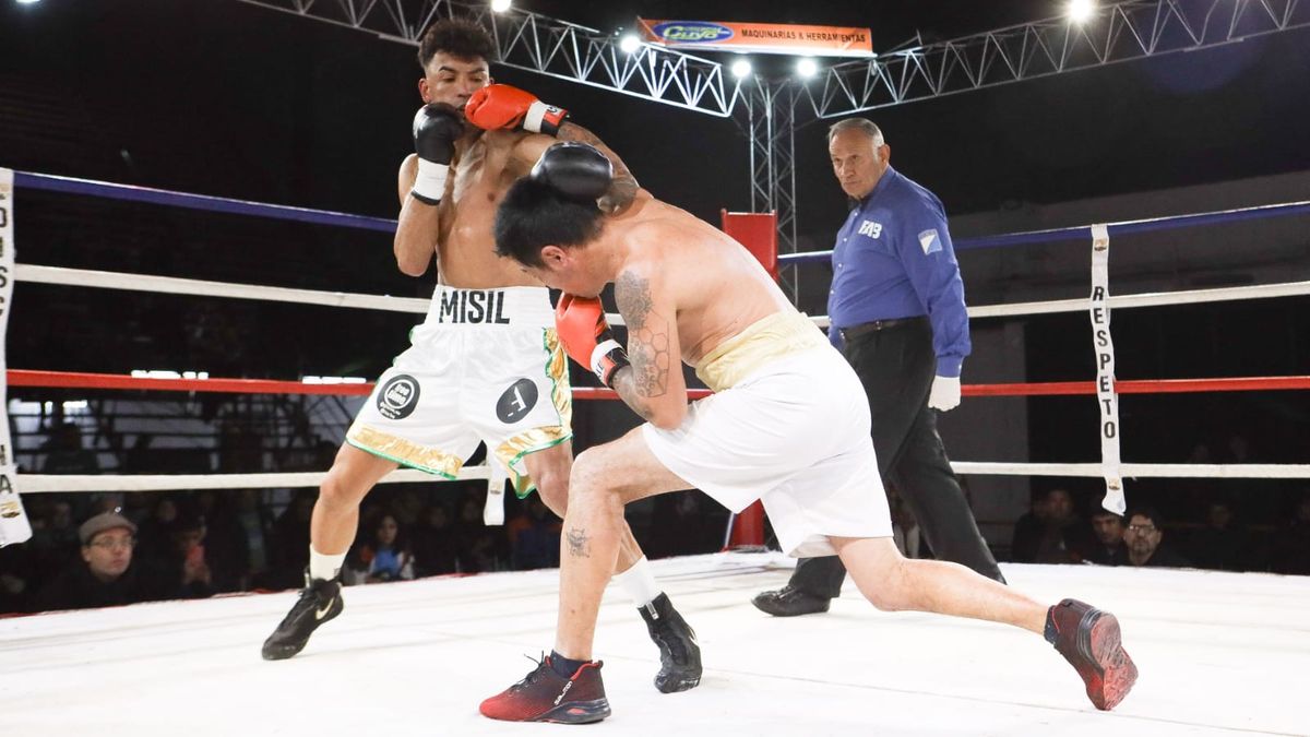 los volados de derecha de Blanco preocuparon al Misil Aguilera en la parte final del pleito. los volados de derecha de Blanco preocuparon al Misil Aguilera en la parte final del pleito.