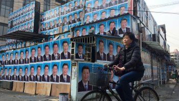 China detuvo a los hermanos de un escritor y exige que se retracte