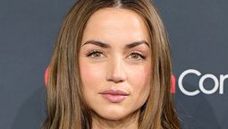La actriz Ana de Armas es protagonista de la película de Netflix, interpretando a Dani Miranda.