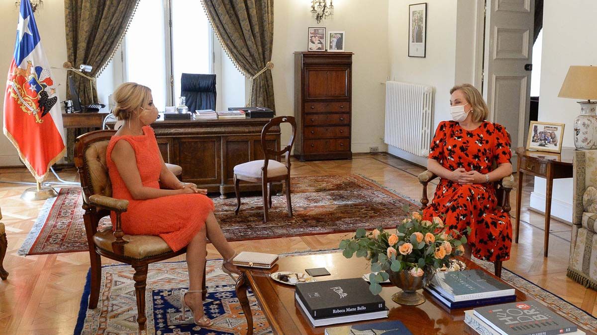 La primera dama argentina, Fabiola Yañez, junto a su par chilena, Cecilia Morel, este martes en el Palacio de la Moneda.