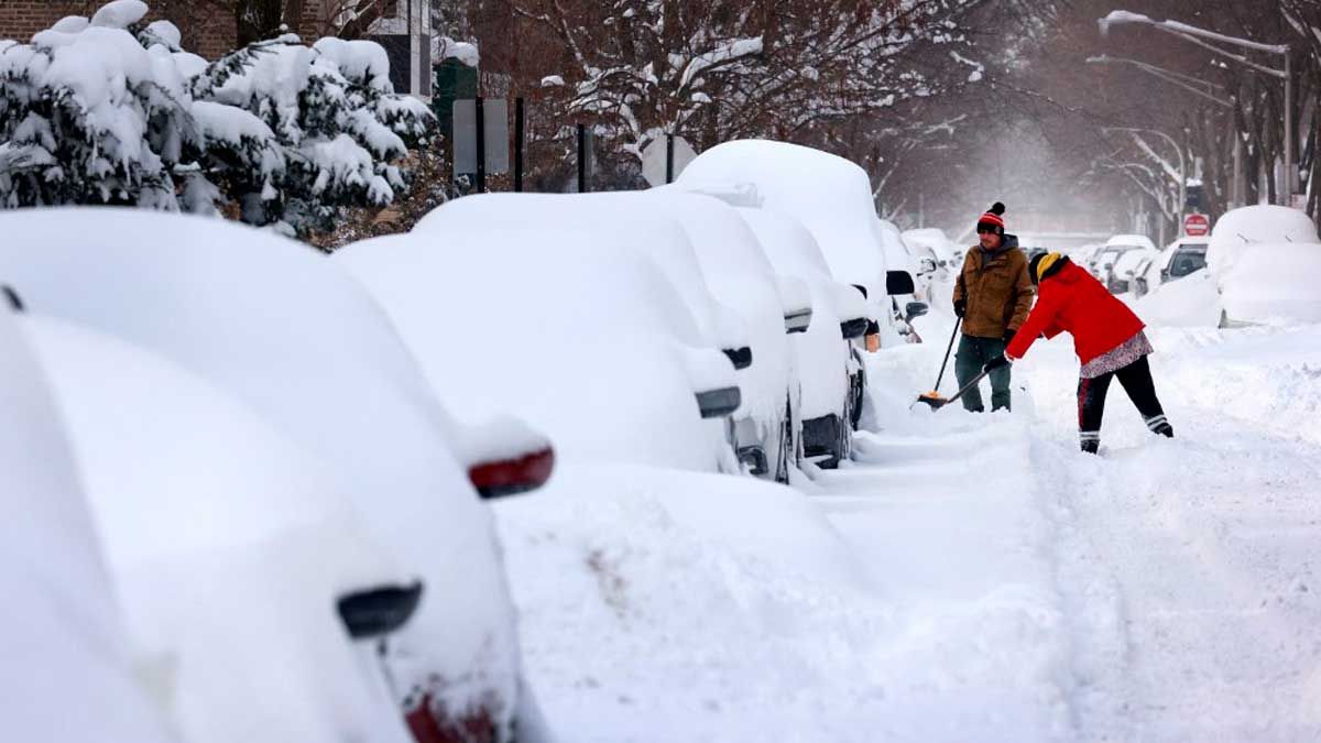 Autos atascados en calles por las nevadas complican el tránsito en la Gran Manzana. Autos atascados en calles por las nevadas complican el tránsito en la Gran Manzana.