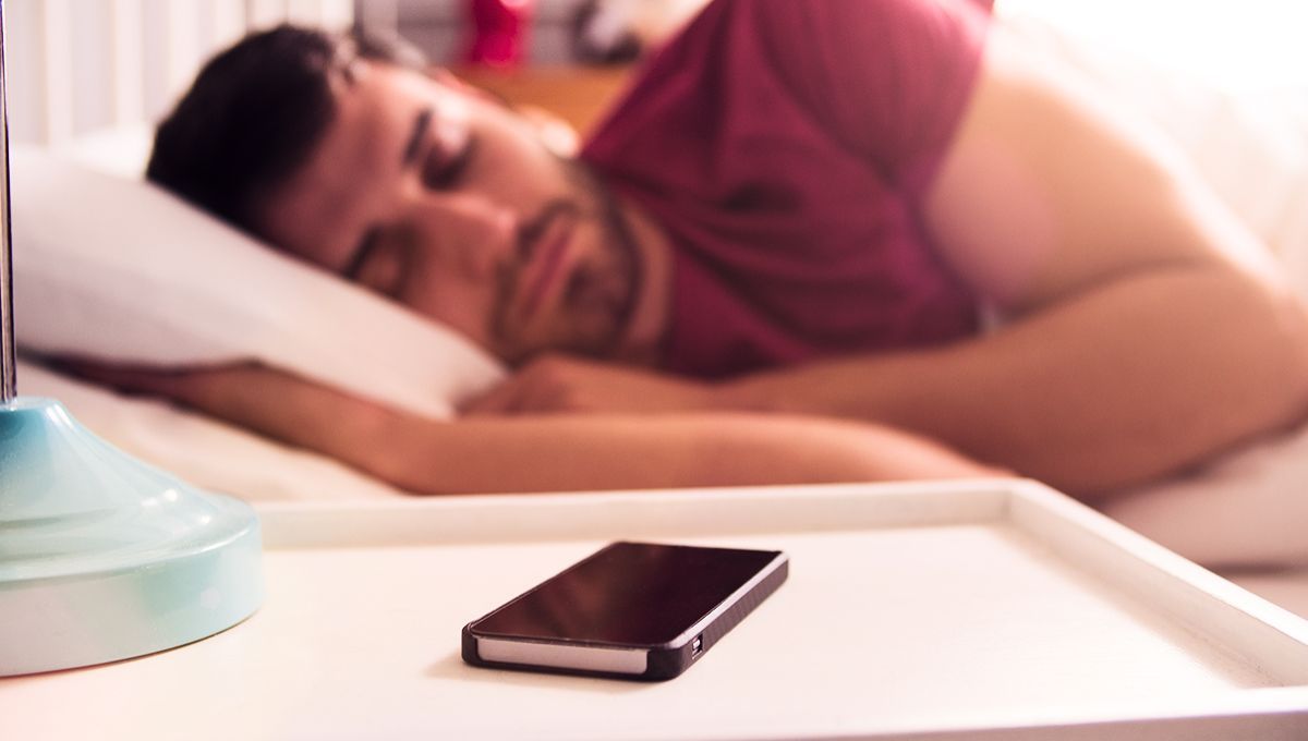 Usar el celular antes de dormir puede ocasionar una serie de problemas de salud