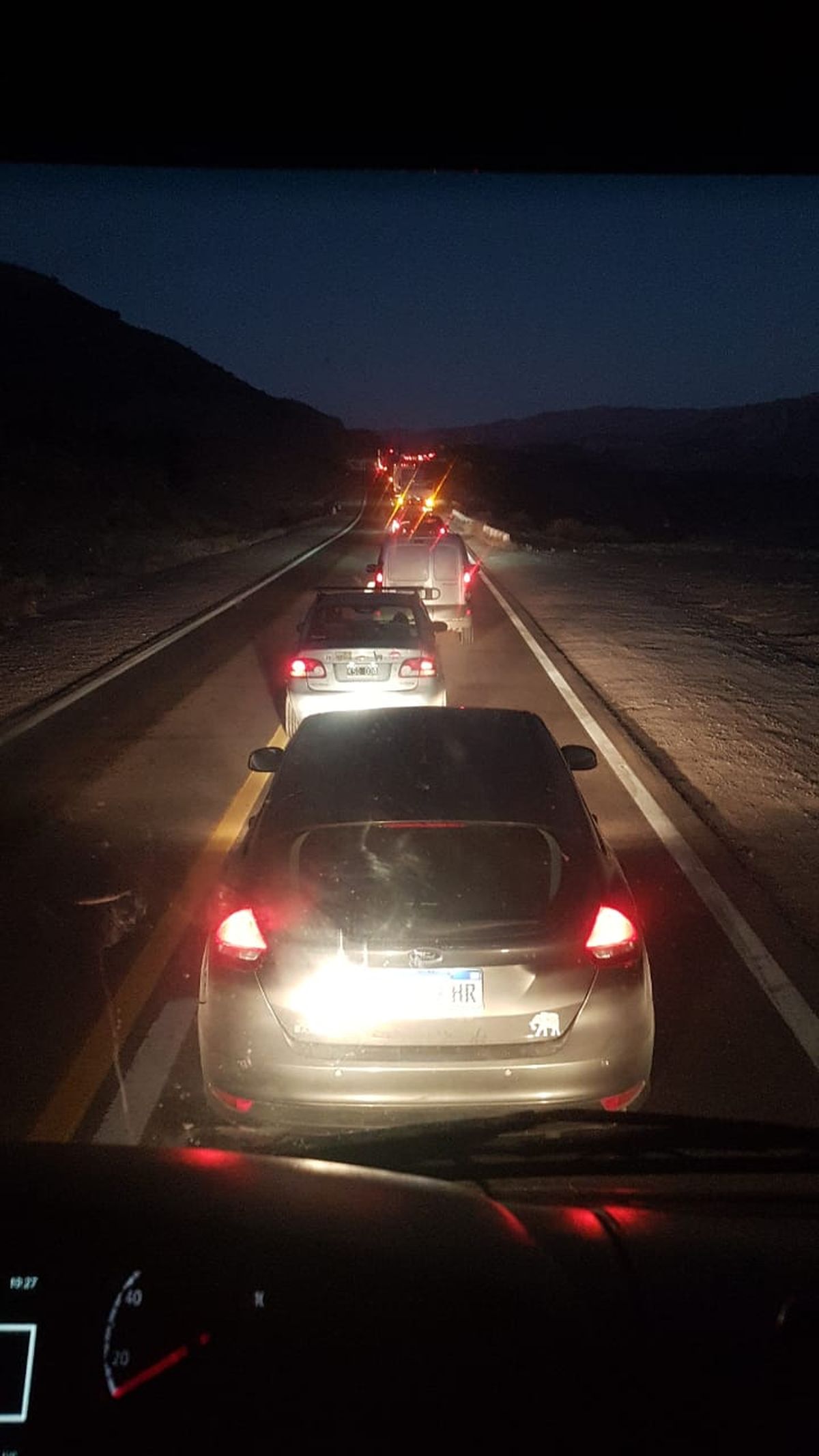 Gran movimiento de vehículos de turistas bajando hacia Uspallata el viernes a la noche. Regresaban con destino a Mendoza. Gran movimiento de vehículos de turistas bajando hacia Uspallata el viernes a la noche. Regresaban con destino a Mendoza.