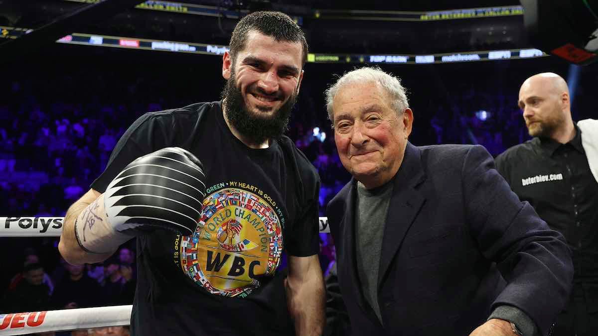 Tras la victoria en Quebec, Beterbiev posa con el legendario promotor y creador de la Top Rank, Bob Arum Tras la victoria en Quebec, Beterbiev posa con el legendario promotor y creador de la Top Rank, Bob Arum