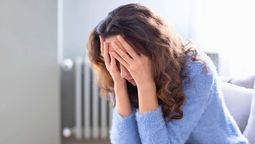 El estrés acumulado después de los 40, se manifiesta en el cuerpo y muestra señales físicas y emocionales.