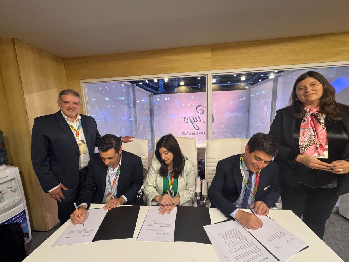 La presidenta del Emetur, Gabriela Testa, junto a sus pares de San Juan y San Luis, Guido Romero y Juan Manuel Rigau, firmaron en la feria un acuerdo de implementación del Pasaporte Nacional Sanmartiniano (PNS). La presidenta del Emetur, Gabriela Testa, junto a sus pares de San Juan y San Luis, Guido Romero y Juan Manuel Rigau, firmaron en la feria un acuerdo de implementación del Pasaporte Nacional Sanmartiniano (PNS).