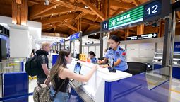 Oficiales de inmigración en el Aeropuerto Internacional Phoenix de Sanya procesan a los pasajeros que llegan. MENG XUSHUN / PARA CHINA DAILY.