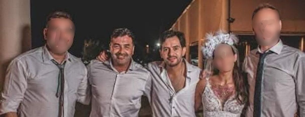El denunciado por estafa, Alejandro Quiroga, y uno de sus denunciantes, Xavier González. Este último lo invitó al casamiento de un familiar por la confianza que se tenían mutuamente. El denunciado por estafa, Alejandro Quiroga, y uno de sus denunciantes, Xavier González. Este último lo invitó al casamiento de un familiar por la confianza que se tenían mutuamente.