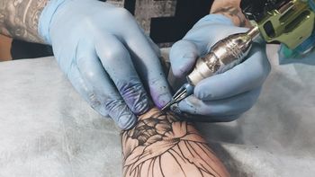 Pidió un tatuaje de una mariposa, el tatuador quiso innovar y el resultado fue espantoso