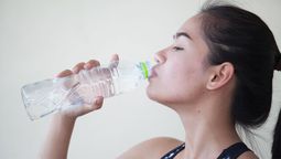 Está comprobado que, tomando agua en horas específicas del día, ayudará a bajar de peso.